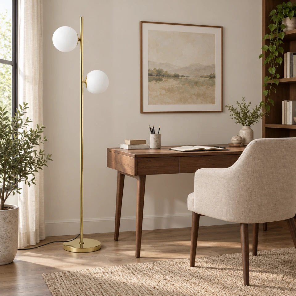 Gémelle, lampadaire doré à deux globes blancs — Mise en situation dans un bureau