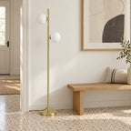Gémelle, lampadaire doré à deux globes blancs — Mise en situation dans une entrée