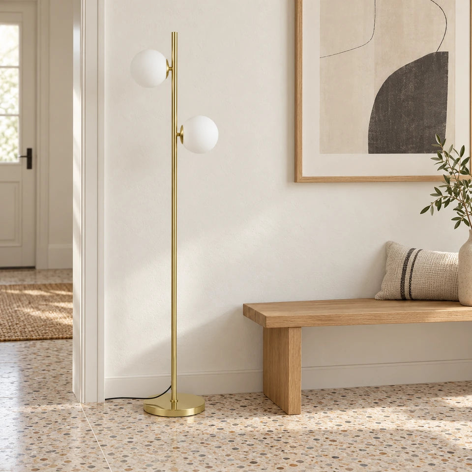 Gémelle, lampadaire doré à deux globes blancs — Mise en situation dans une entrée