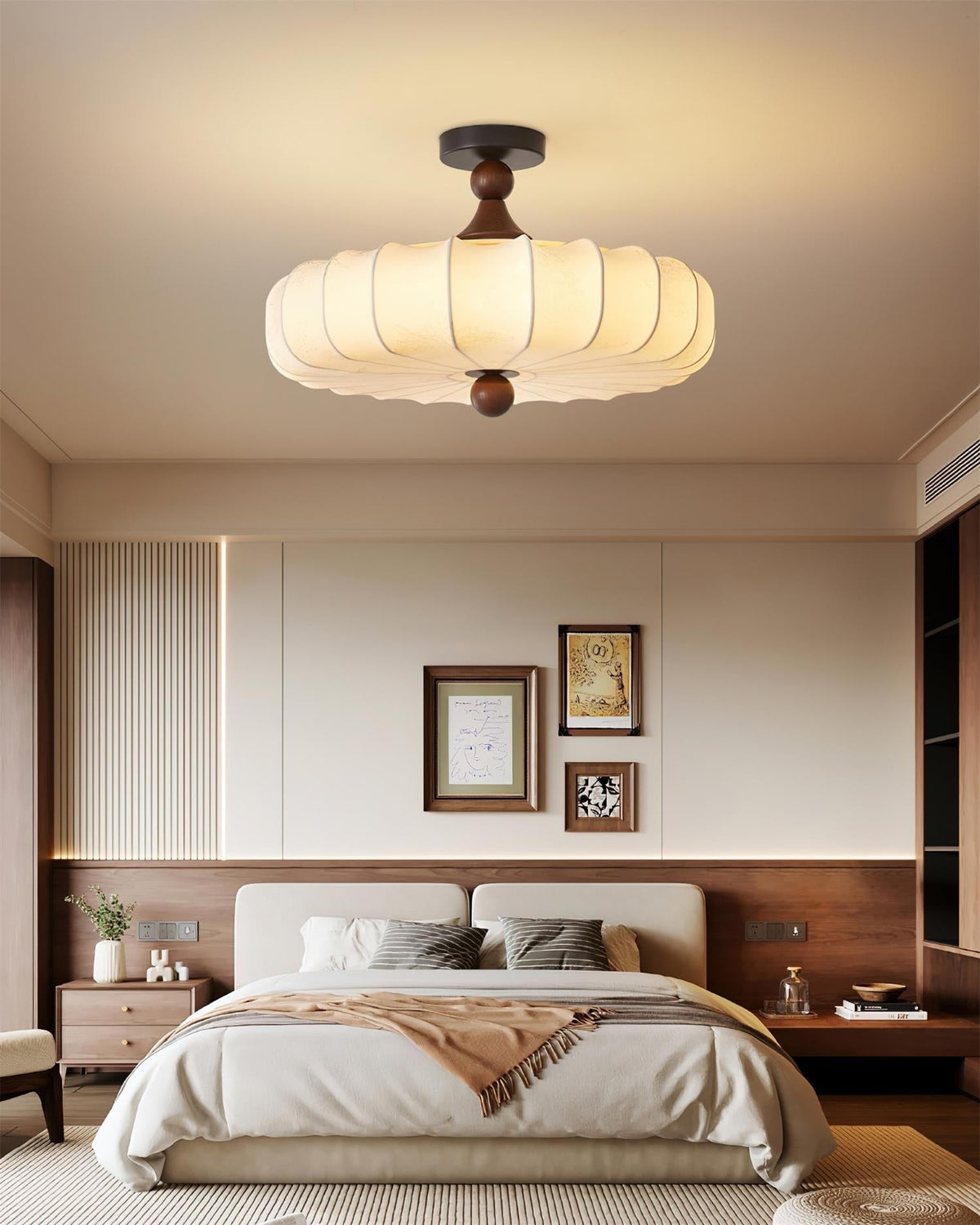 Nocélia — plafonnier en bois et tissu allumé dans une chambre aux tons naturels.