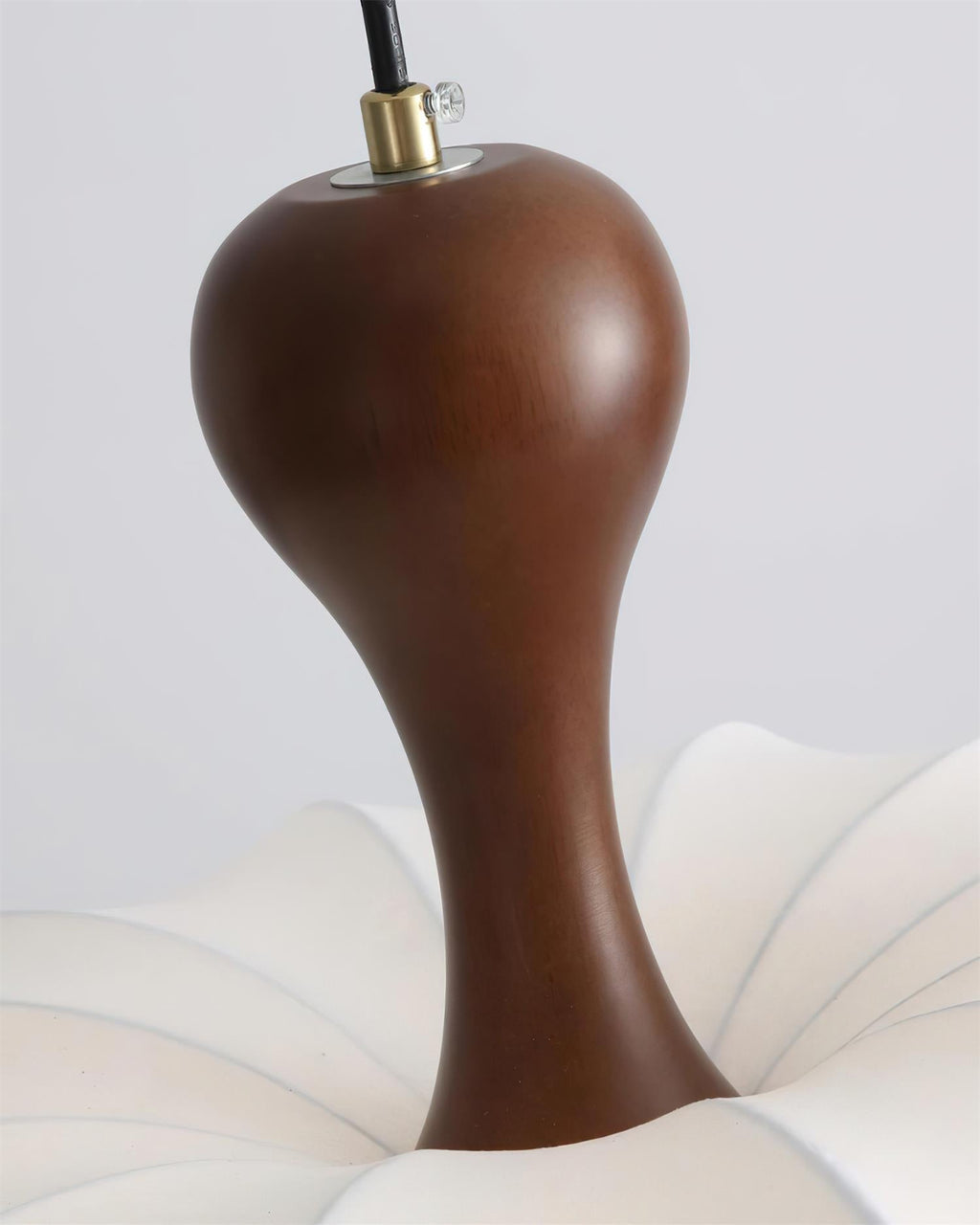 Nolune — détail de la pièce en bois et du tissu blanc de la suspension.
