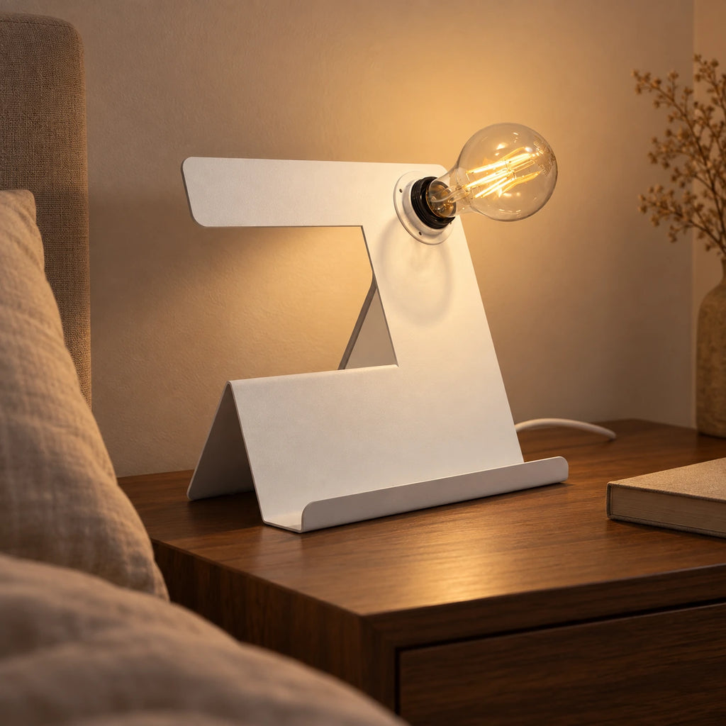 Oblique Blanc — chevet de soir ; mise en scène illustrative, ampoule et décor non inclus.
