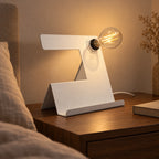 Oblique Blanc — chevet de soir ; mise en scène illustrative, ampoule et décor non inclus.