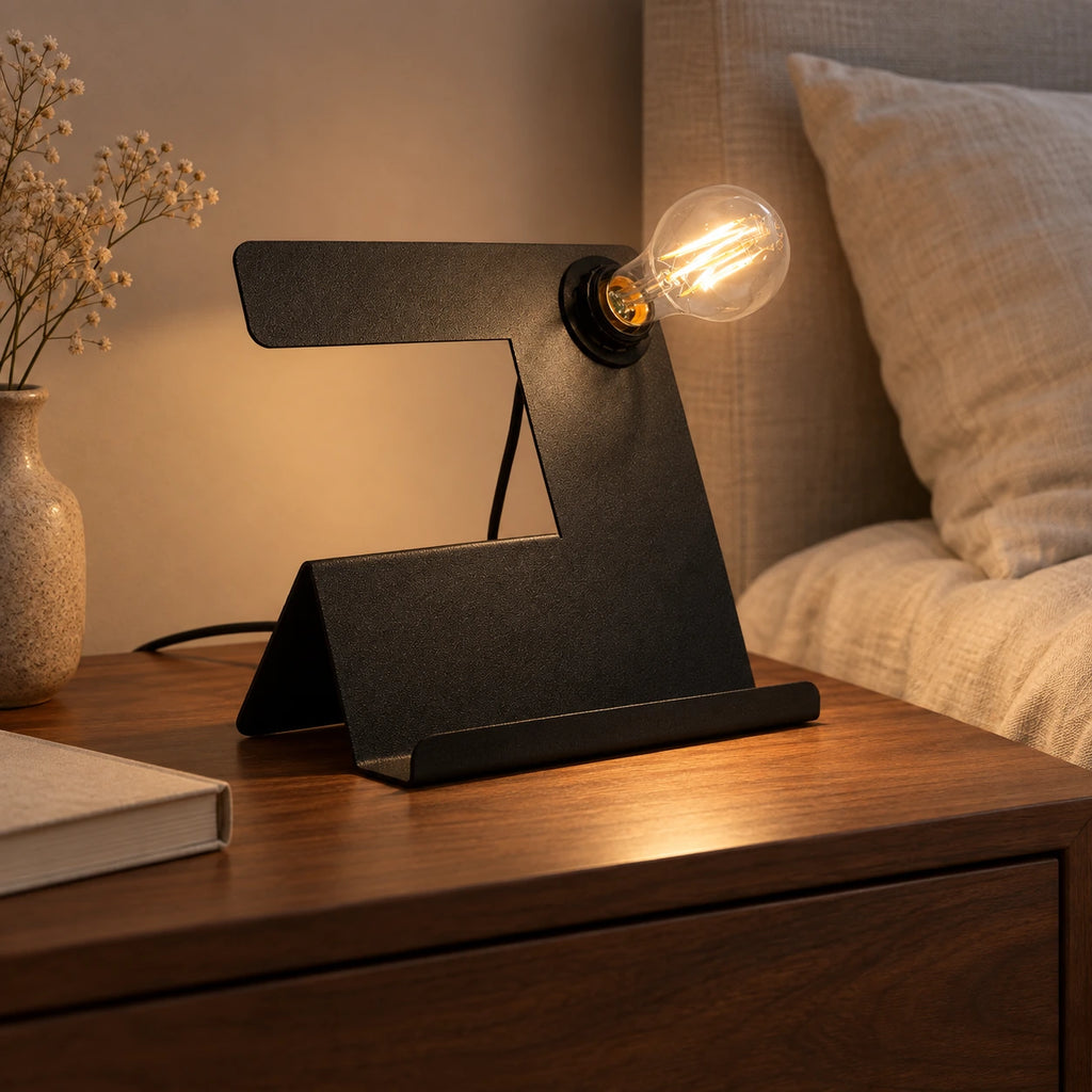Oblique Noir — chevet de soir ; mise en scène illustrative, ampoule et décor non inclus.