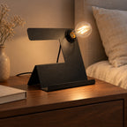 Oblique Noir — chevet de soir ; mise en scène illustrative, ampoule et décor non inclus.