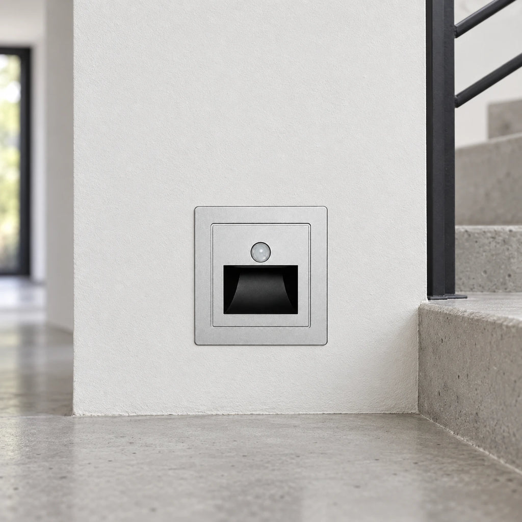 Palier argent avec capteur — palier, luminaire éteint. Mise en situation illustrative.