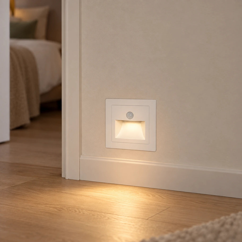 Palier blanc avec capteur — passage vers une chambre, lumière chaude. Mise en situation illustrative.