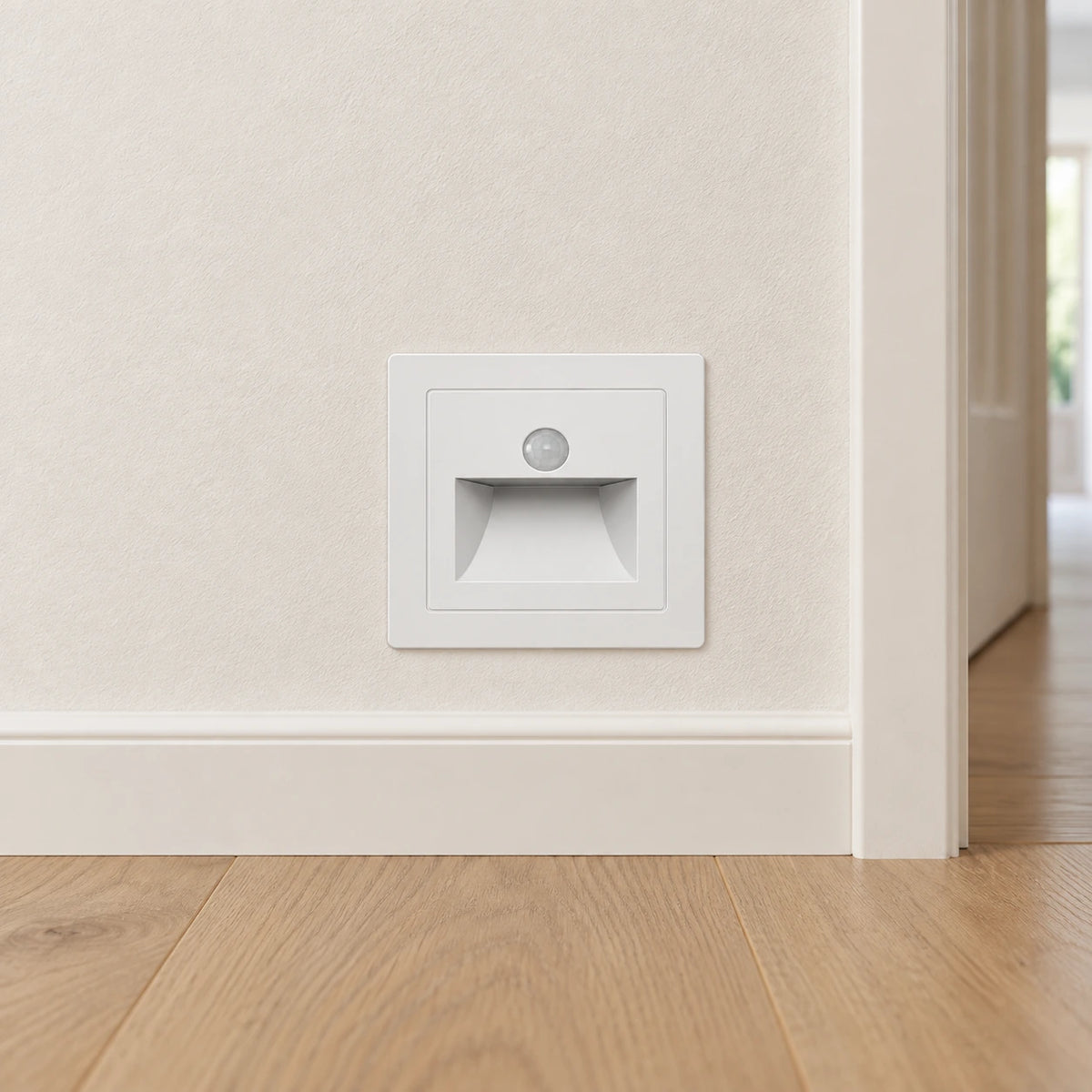 Palier blanc avec capteur — couloir, luminaire éteint. Mise en situation illustrative.