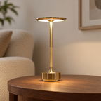 Rétalis, lampe de table or — vue complète de profil ; mise en scène illustrative