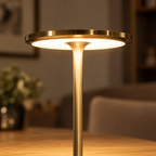 Rétalis, lampe de table or — détail de la tête lumineuse ; mise en scène illustrative