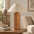Lampe à poser en rotin 47 cm dans un salon