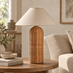 Lampe à poser en rotin 47 cm dans un salon