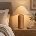 Lampe à poser en rotin 47 cm allumée sur un chevet