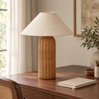Lampe à poser en rotin 47 cm dans un bureau