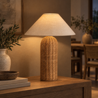 Lampe à poser en rotin 47 cm allumée en soirée