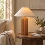 Lampe à poser en rotin 47 cm dans un coin lecture