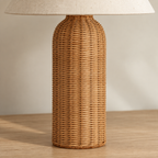 Détail du pied cylindrique en rotin tressé