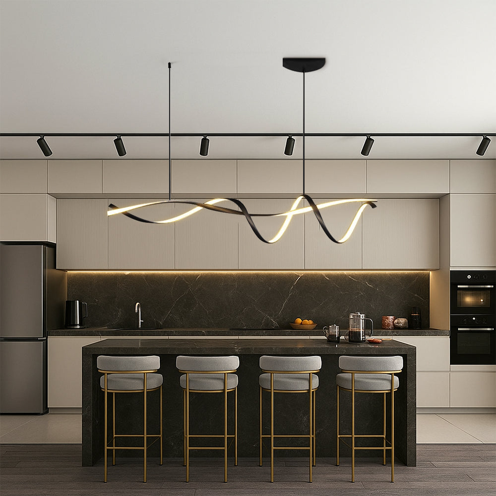 Suspension nordique — rubans noirs et lumineux au-dessus d’un îlot de cuisine avec tabourets