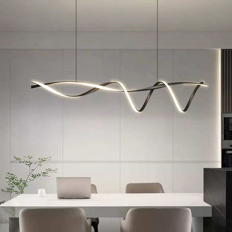 Suspension nordique — rubans lumineux ondulés au-dessus d’une table blanche avec un ordinateur