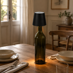 Mise en scène illustrative de Vinea noire sur une bouteille décorative non incluse, dans une salle à manger