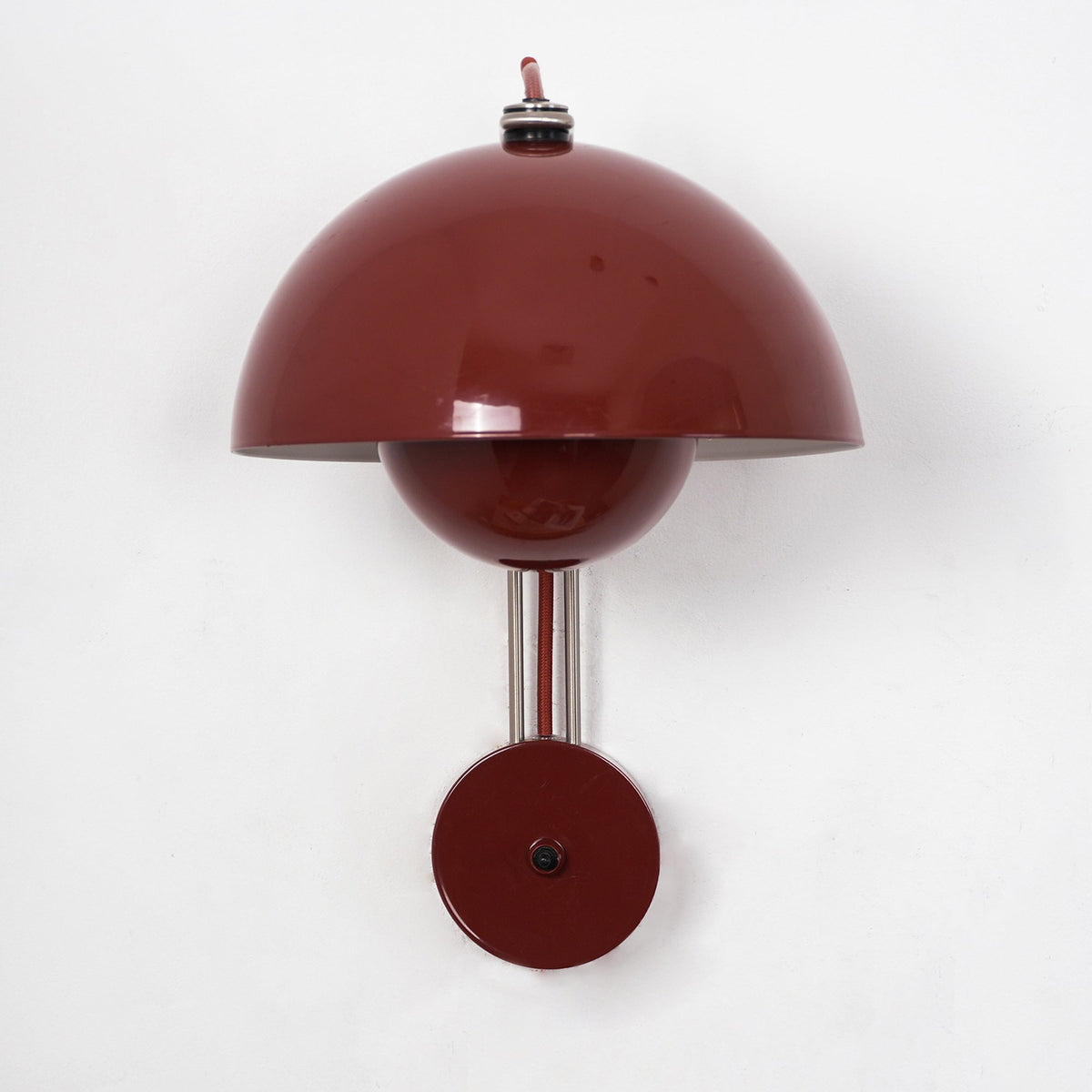 Applique à double coupole colorée — D 9.1″ x W 11″ x H 13.4″ / D 23cm x W 28cm x H 34cm / Rouge Foncé