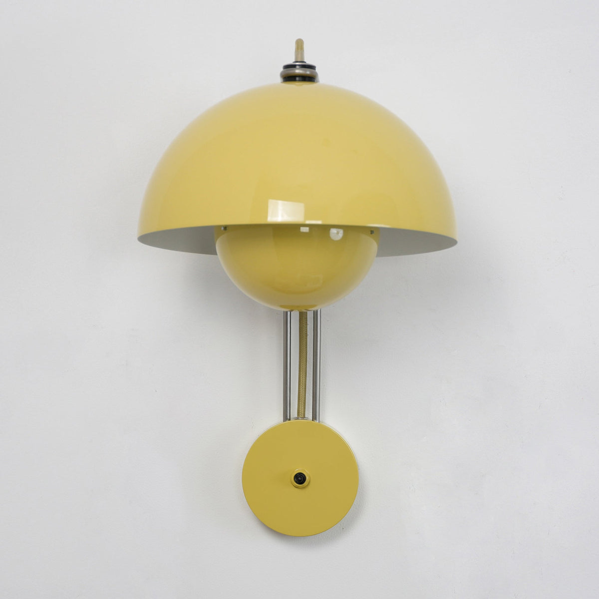 Applique à double coupole colorée — D 9.1″ x W 11″ x H 13.4″ / D 23cm x W 28cm x H 34cm / Jaune Clair