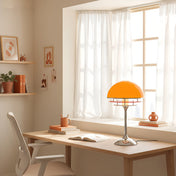 Disco — lampe à dôme orange et pied chromé, mise en scène sur un bureau près d’une fenêtre