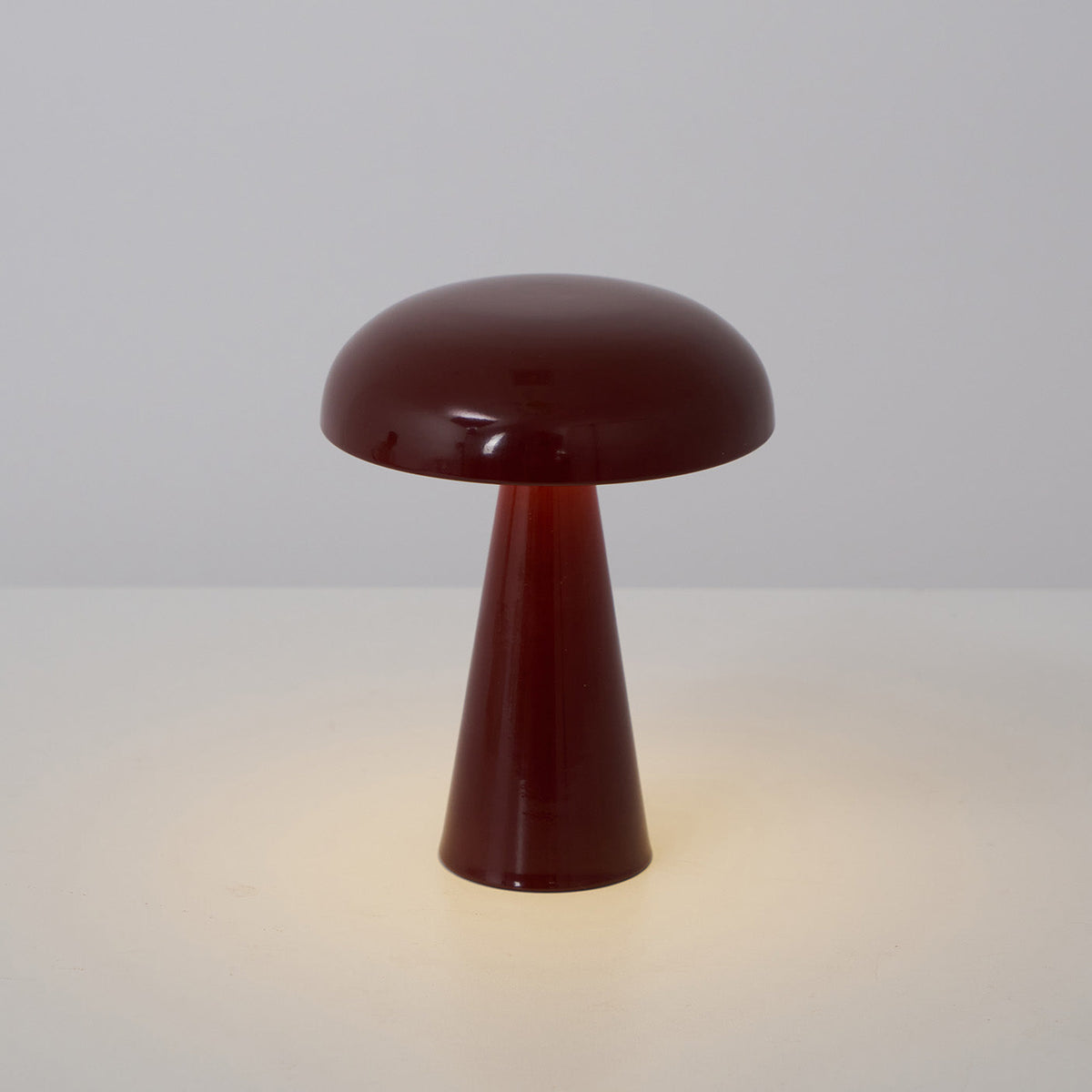 Lampe de table tactile — Silhouette compacte — D 6.1″ x H 8.3″ / D 15.6 cm x H 21 cm / Rouge