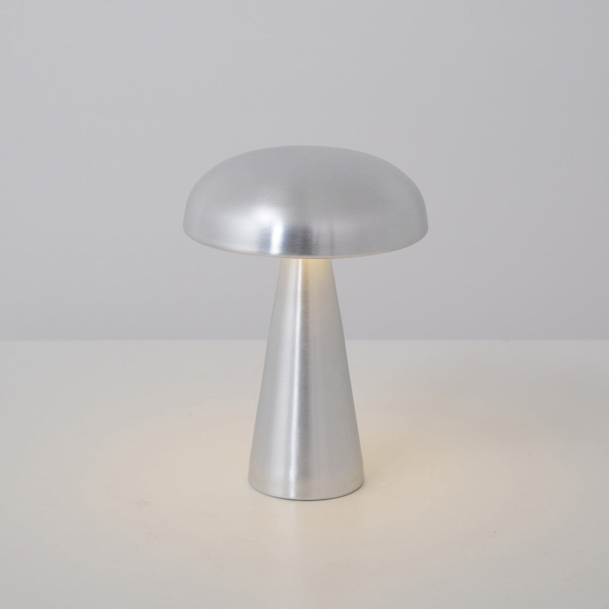 Lampe de table tactile — Silhouette compacte — D 6.1″ x H 8.3″ / D 15.6 cm x H 21 cm / Aluminium