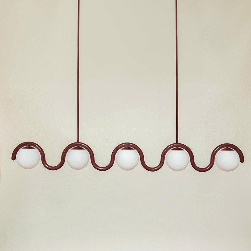 Suspension linéaire à globes — 5 heads: L 73″ x H 9.4″ / Rouge & Verre Blanc