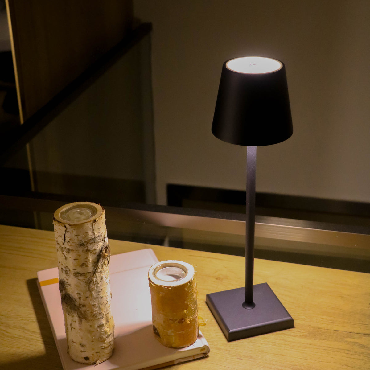 Lampe noire à abat-jour évasé — vue en plongée
