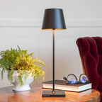 Lampe noire à abat-jour évasé — vue en situation, marquage Poldina Pro visible sur le socle