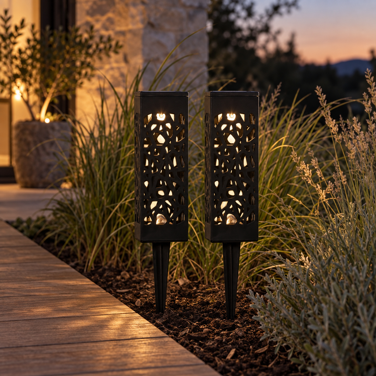 Albelle | Lampe de Jardin Solaire LED Ambiance Chaleureuse — blanc chaud, lot de deux — mise en scène générée 4