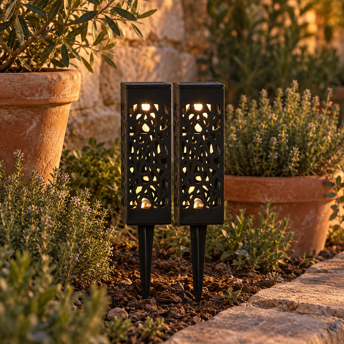 Albelle | Lampe de Jardin Solaire LED Ambiance Chaleureuse — blanc chaud, lot de deux — mise en scène générée 3