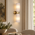 Antica | Applique murale en verre, esprit Art déco — blanc — mise en scène générée 5