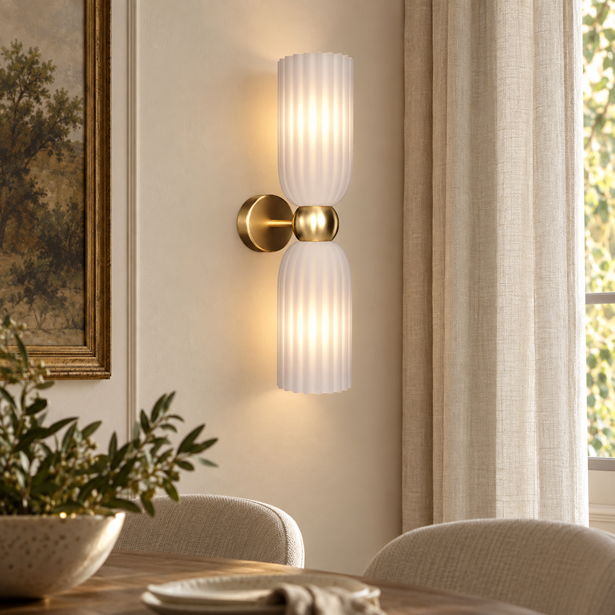 Antica | Applique murale en verre, esprit Art déco — blanc — mise en scène générée 5