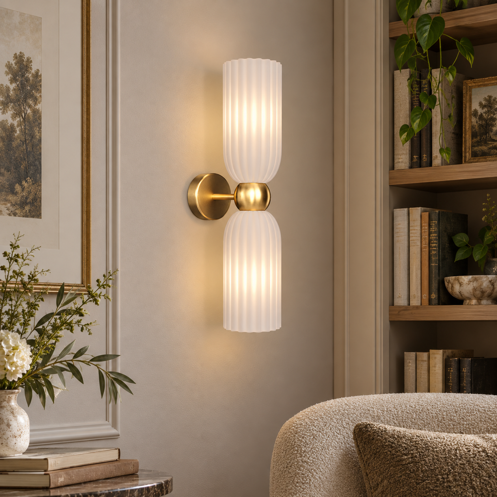 Antica | Applique murale en verre, esprit Art déco — blanc — mise en scène générée 3