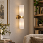 Antica | Applique murale en verre, esprit Art déco — blanc — mise en scène générée 3