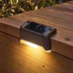 Lampe solaire LED imperméable pour éclairage d'extérieur — mise en scène générée 2 — détail d’une unité marron, blanc chaud