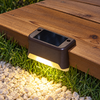 Lampe solaire LED imperméable pour éclairage d'extérieur — mise en scène générée 1 — détail d’une unité marron, blanc chaud