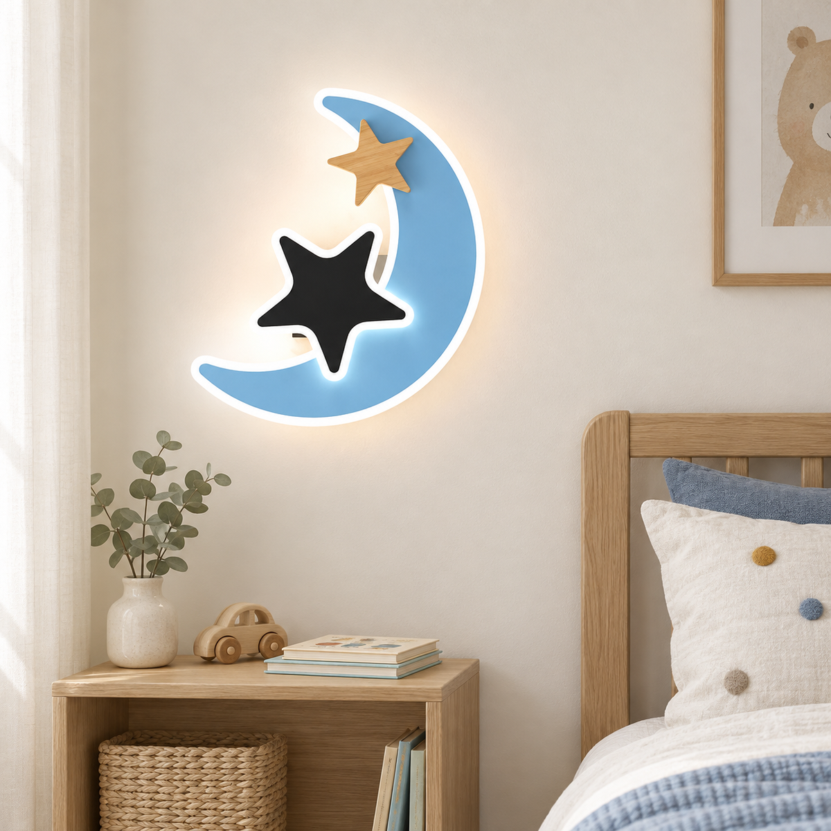 Eclairage chambre enfant — mise en scène générée 1 — lune bleue avec étoiles