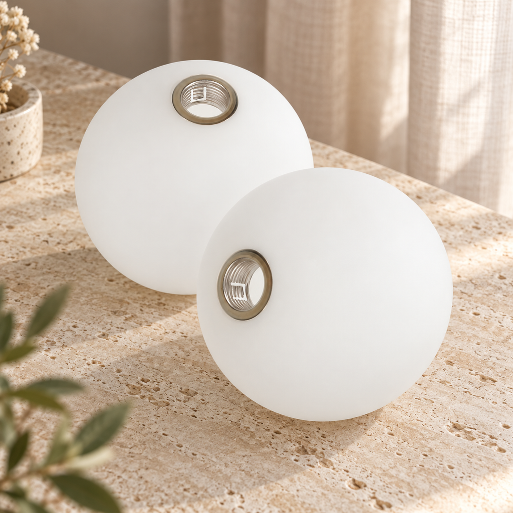 Duo Globe — deux globes blancs seuls — mise en scène générée 11