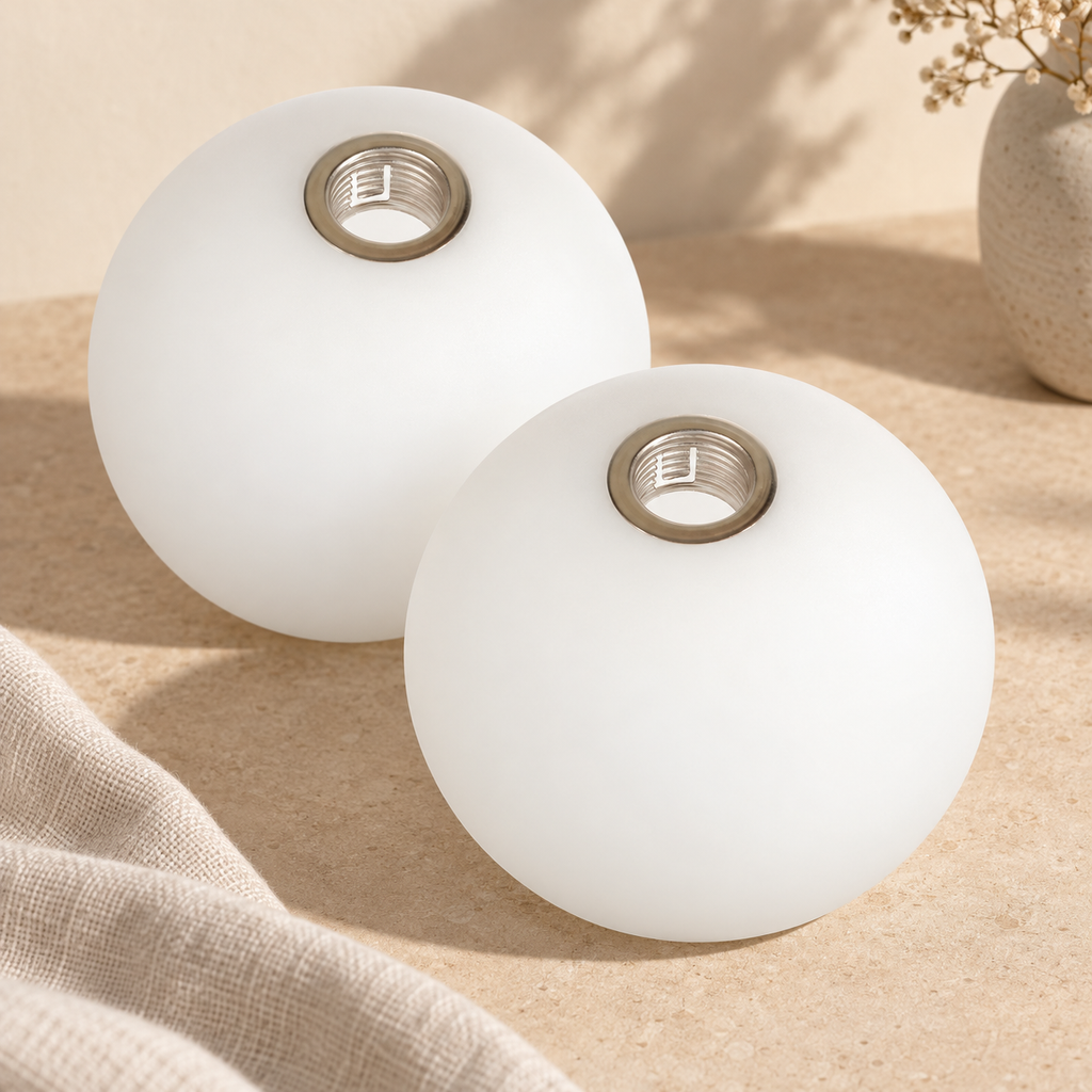 Duo Globe — deux globes blancs seuls — mise en scène générée 12