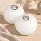 Duo Globe — deux globes blancs seuls — mise en scène générée 12