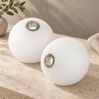 Duo Globe — deux globes blancs seuls — mise en scène générée 8