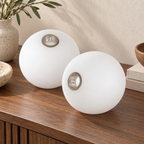 Duo Globe — deux globes blancs seuls — mise en scène générée 9