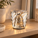 Lampe de table diamant — transparent, facettes torsadées — mise en scène générée 12