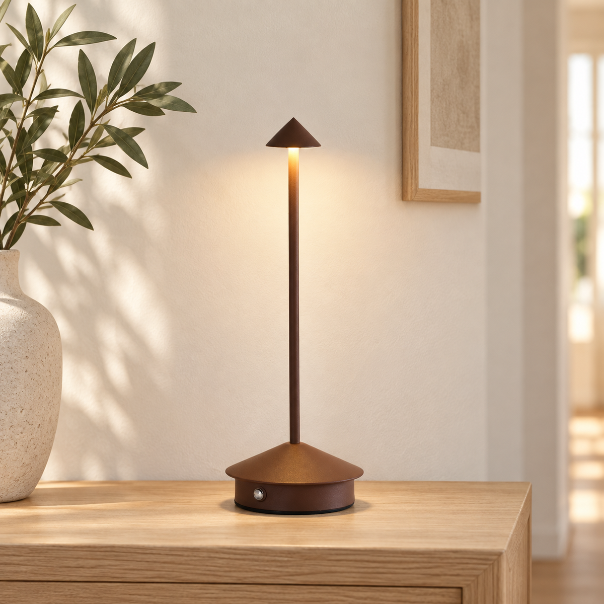 Lampe rechargeable — Ligne élancée — Marron — mise en scène générée