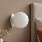 Applique globe en verre — Plusieurs formats — or et verre blanc brillant — mise en scène générée 3