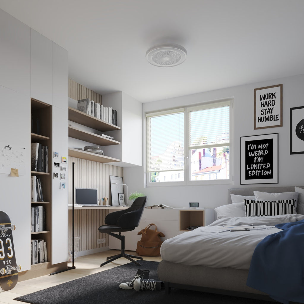 Alizé — Ventilateur blanc installé dans une chambre, vue d’ensemble.
